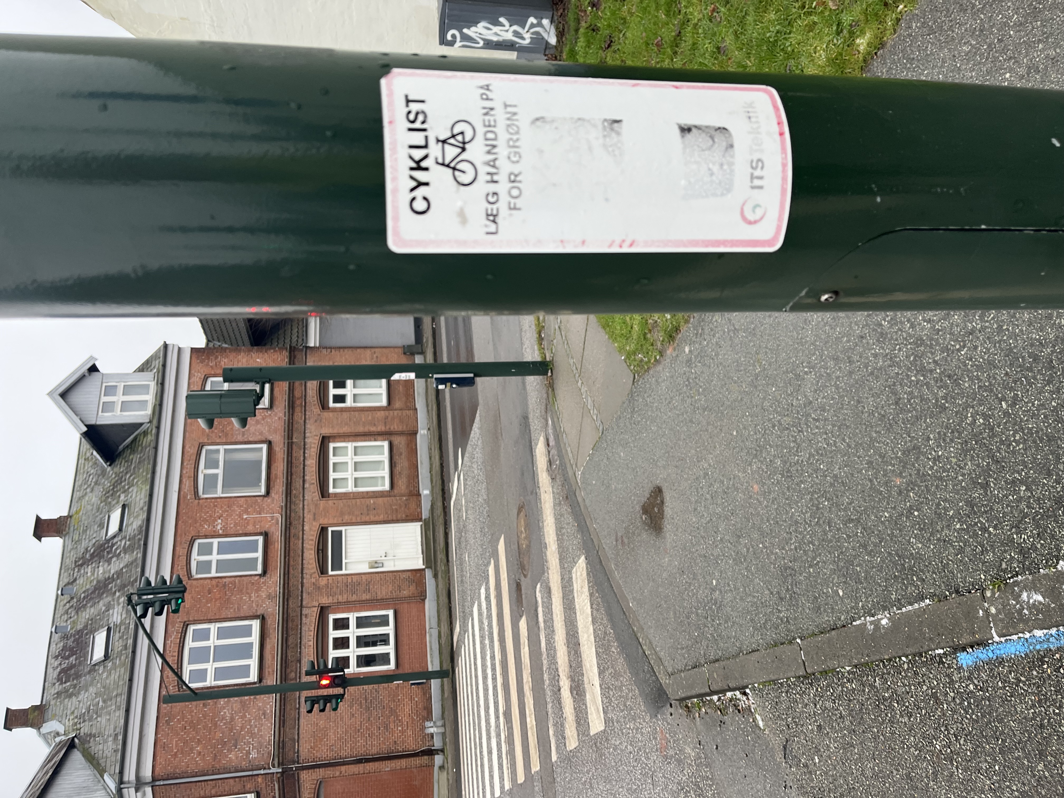 Gammel Banegårdsvej Lyskryds reagere kun når man trykker på knappen. Der er ikke nogen knap for cyklister og man er nødt til at trække til fodgængerfeltet. 