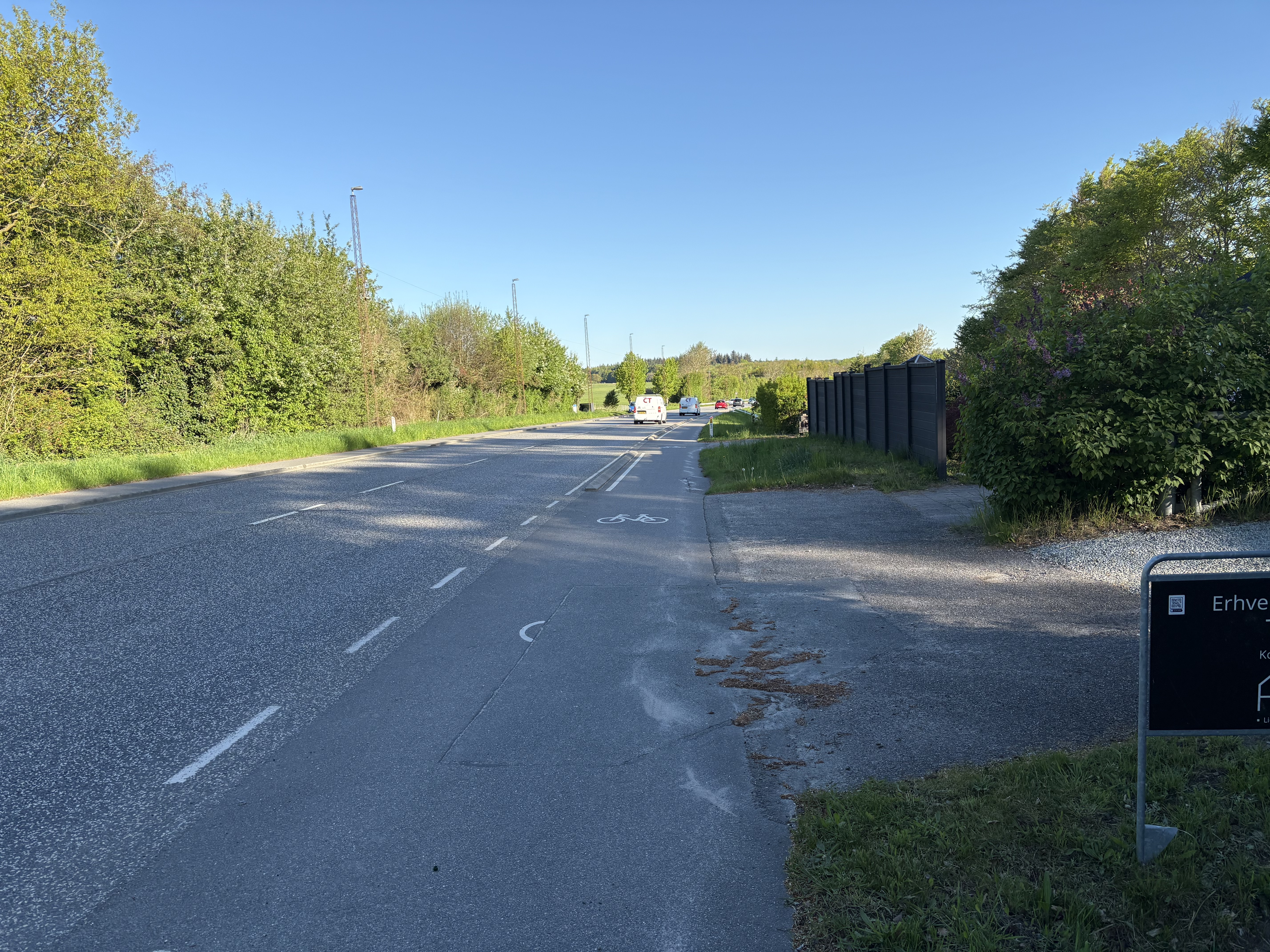 Brovejen Et andet godt eksempel. En del af supercykelstien mellem Middelfart og Fredericia. Vejen er afgrænset fra cykelstien med en betonkant. Det er nok til at give en oplevelese af trykhed.