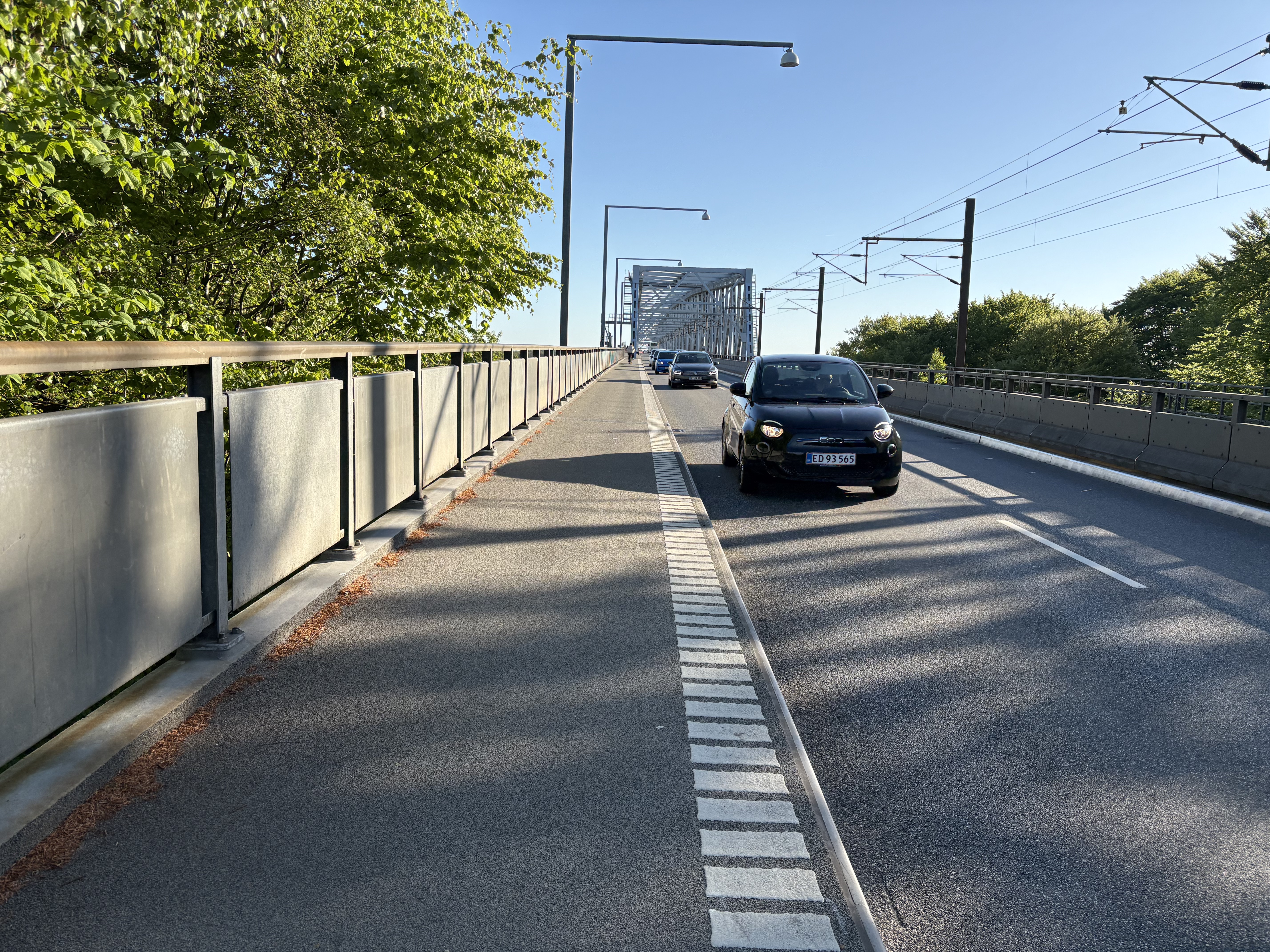 Lillebæltsbroen Hegnet mellem cykelsti og vejen er fjernet. Det er godt for så vidt at det giver lidt mere plads. Det føles dog ret ubehagligt at kører så tæt på modkørende biler.