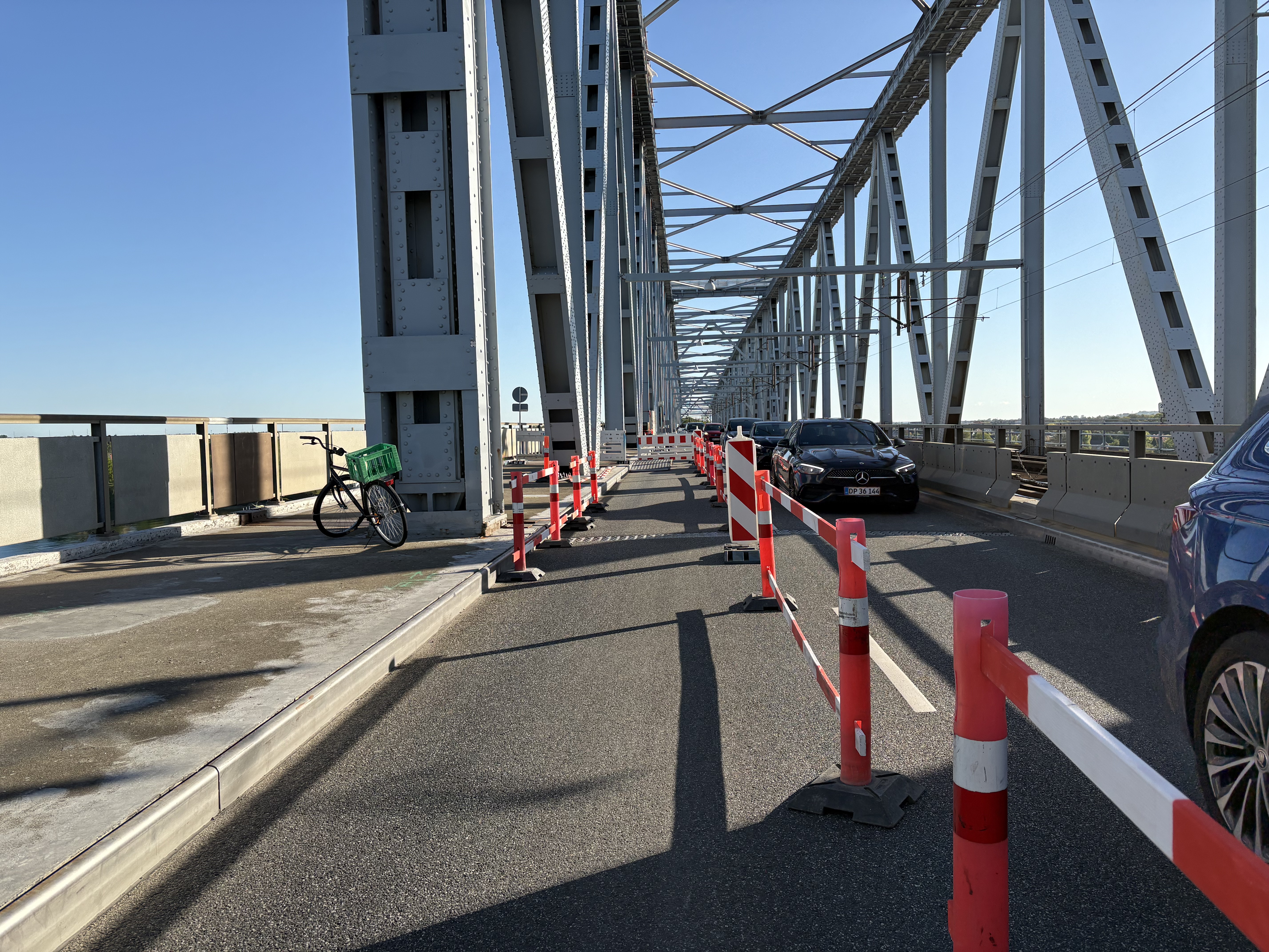 Lillebæltsbroen Et godt eksempel. Vejarbejde på cykelstien og så bliver der lavet en midlertidig cykelsti på kørebanen.