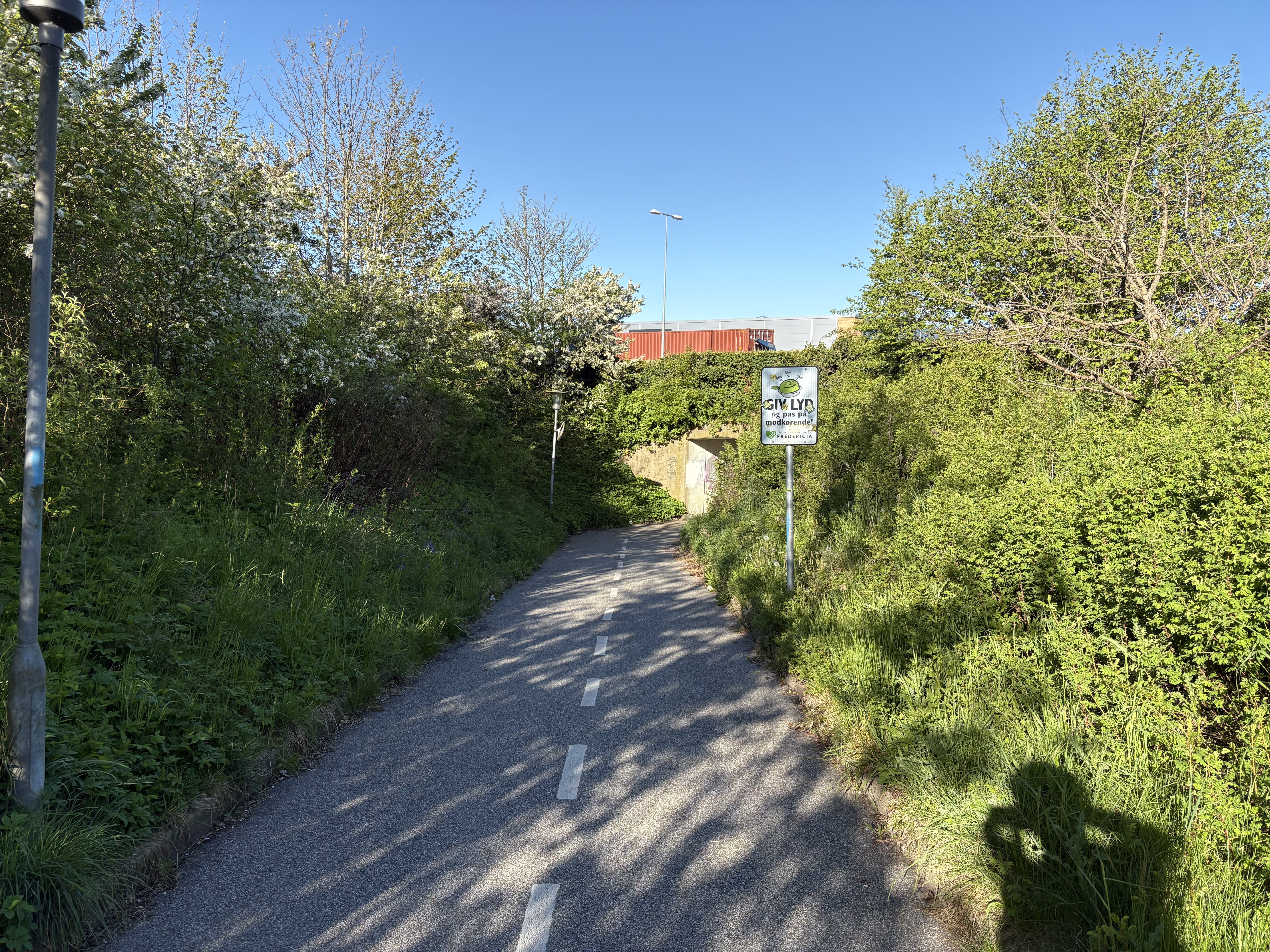 Sanddal Et godt  eksempel. En tunnel så man slipper for at krydse snoghøj landvej. Eneste ulempe er at tunnelen er godt gemt, man skal vide den er der.