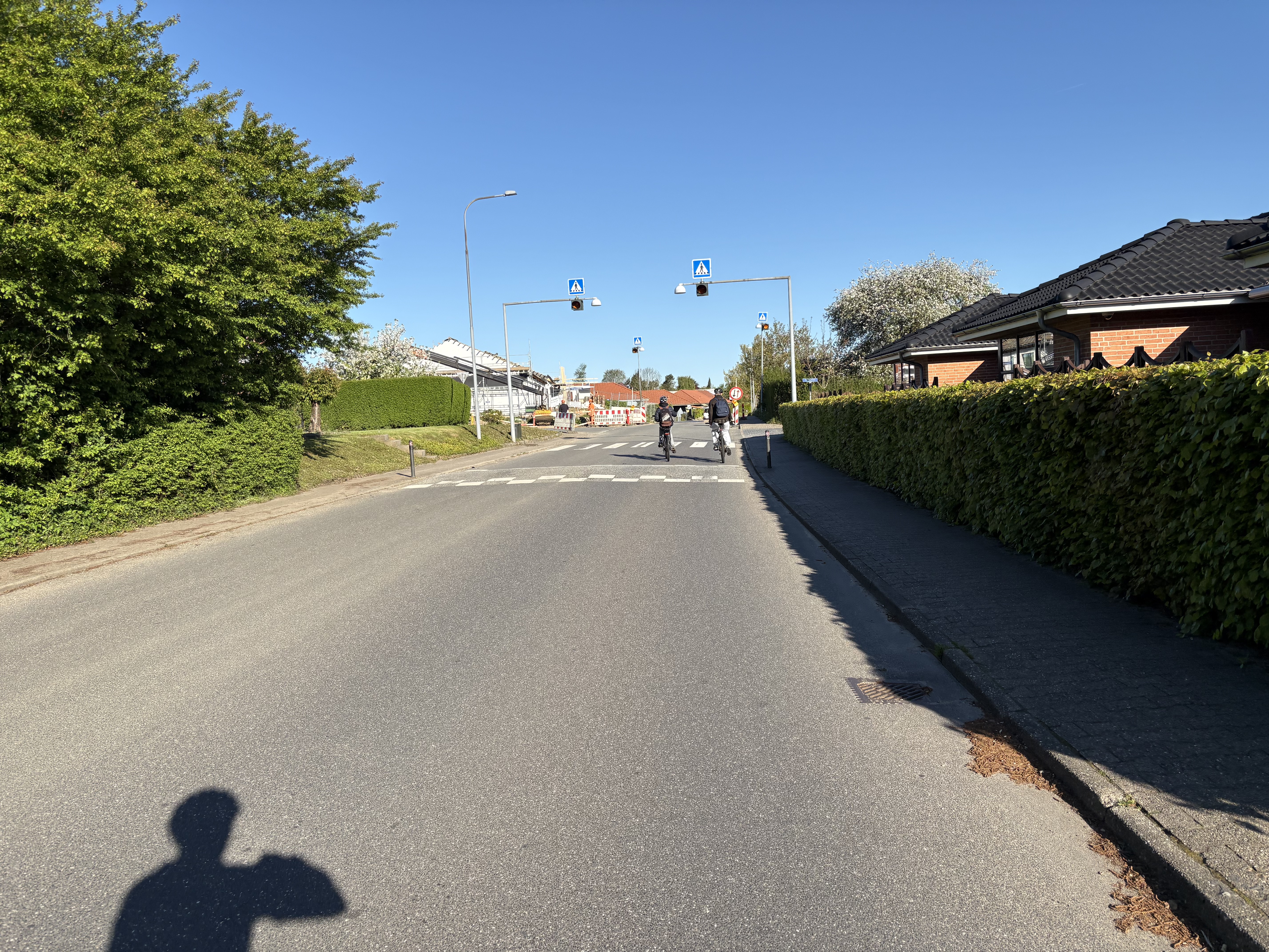 Erritsø Det her er en skolegade til Erritsø fælleskole og Erritsø Centralskole. Der er ingen cykelsti, men chikaner for at sætte farten for biler lidt ned.