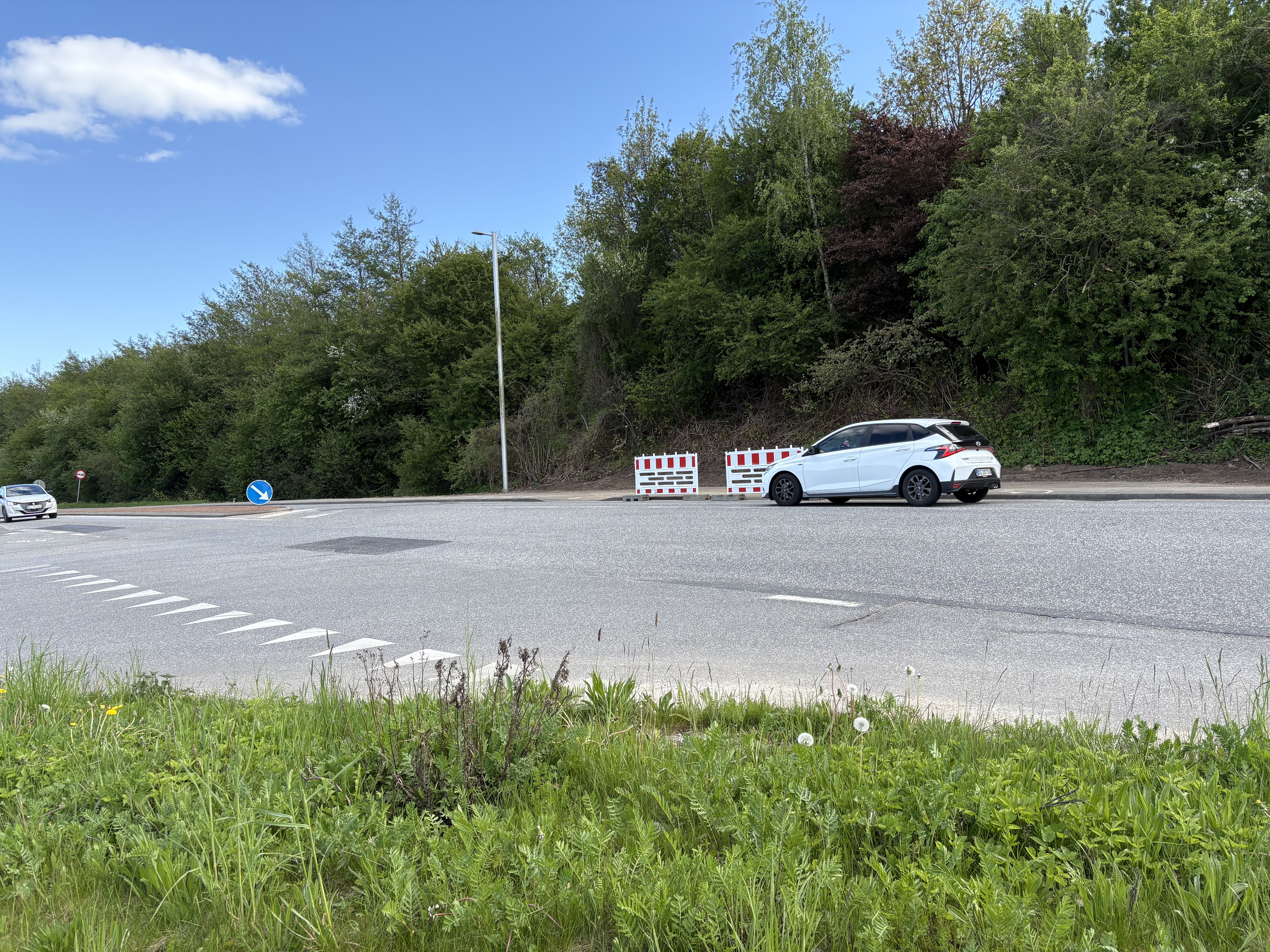 Tonne Kjærsvej Udkørsel fra Tonne kjærsvej. Der kan være meget trafik i myldretiden. Cyklister som skal svinge til venstre kommer i konflikt med biler som svinger til højre. Rampen til cykelstien på modsatte side befinder sig i lige linje gennem den grå bil. 