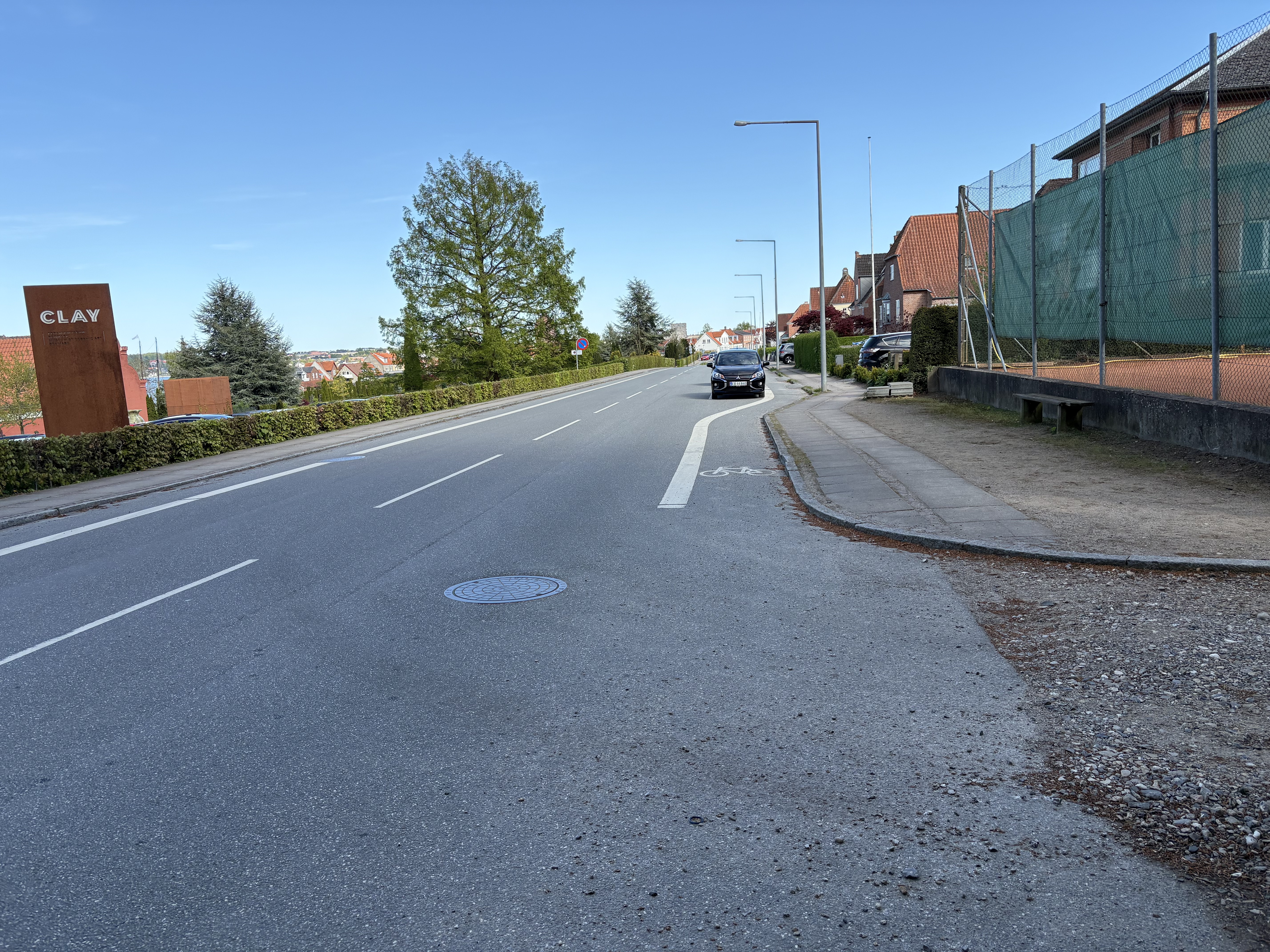 Kongebrovej Kongebrovejen har her et underligt forløb for cykelstien. Først skal man kører på indersiden af parkerede biler dernæst skal man kører på ydersiden. Bredden variere og bilerne holder af og til med hjulene på stien. Mange cyklister vælger helt at holde sig på vejen af samme grund.