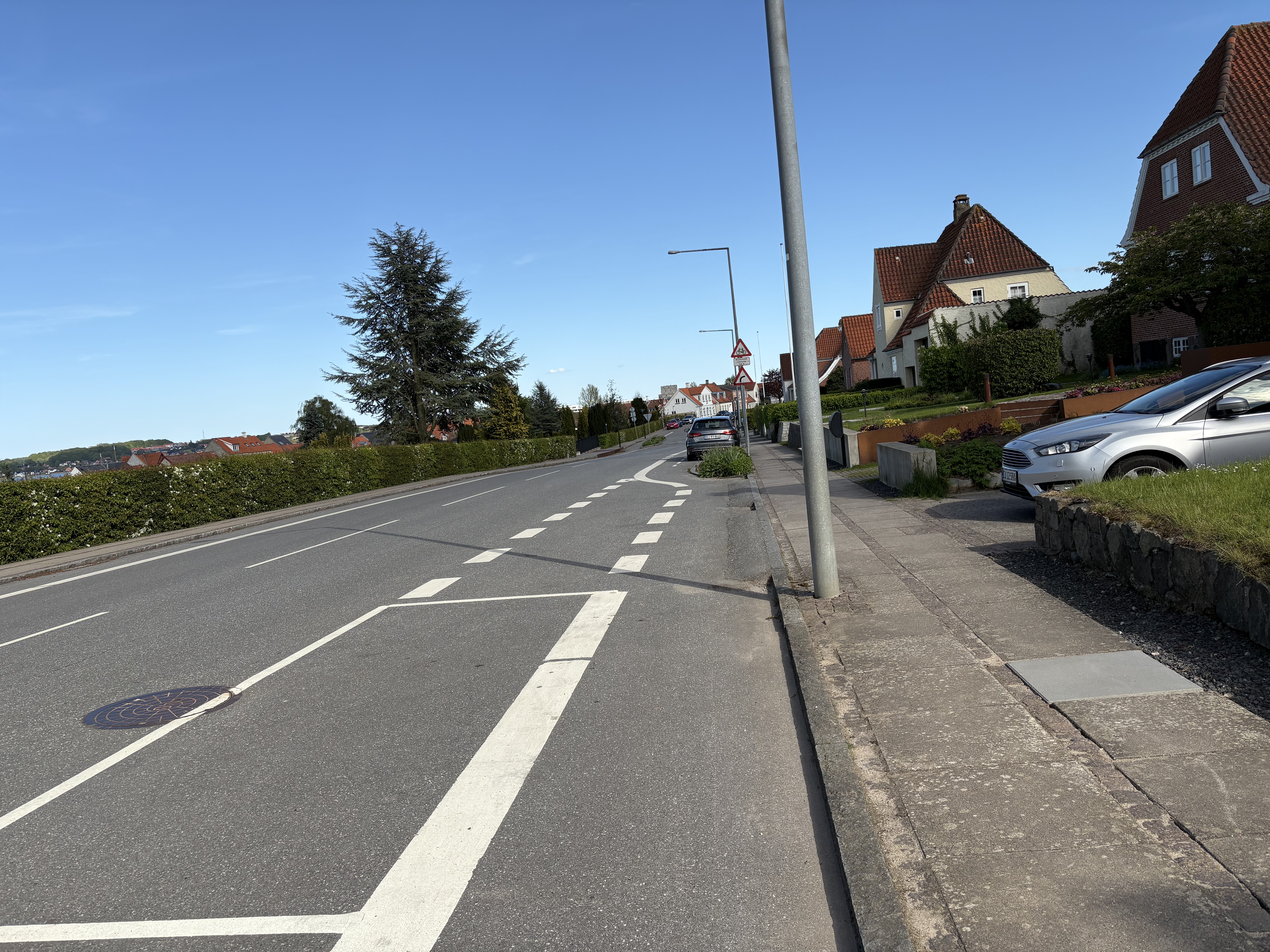Kongebrovej Kongebrovejen har her et underligt forløb for cykelstien. Først skal man kører på indersiden af parkerede biler dernæst skal man kører på ydersiden. Bredden variere og bilerne holder af og til med hjulene på stien. Mange cyklister vælger helt at holde sig på vejen af samme grund.