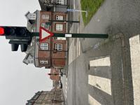 Lyskryds reagere kun når man trykker på knappen. Der er ikke nogen knap for cyklister og man er nødt til at trække til fodgængerfeltet. 