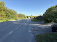 Et andet godt eksempel. En del af supercykelstien mellem Middelfart og Fredericia. Vejen er afgrænset fra cykelstien med en betonkant. Det er nok til at give en oplevelese af trykhed.