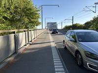Hegnet mellem cykelsti og vejen er fjernet. Det er godt for så vidt at det giver lidt mere plads. Det føles dog ret ubehagligt at kører så tæt på modkørende biler.