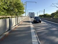 Hegnet mellem cykelsti og vejen er fjernet. Det er godt for så vidt at det giver lidt mere plads. Det føles dog ret ubehagligt at kører så tæt på modkørende biler.