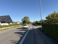 Et eksempel på en mindre fed cykelsti. Stien er relativt smal og det sker at bilerne kører meget tæt på. Hvis det ikke var for fartbomb ville hastigheden sandsynligvis være høj og stien ville være forfærdelig. 