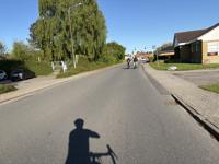 Det her er en skolegade til Erritsø fælleskole og Erritsø Centralskole. Der er ingen cykelsti, men chikaner for at sætte farten for biler lidt ned.
