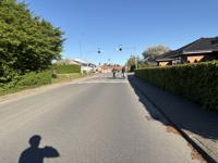 Det her er en skolegade til Erritsø fælleskole og Erritsø Centralskole. Der er ingen cykelsti, men chikaner for at sætte farten for biler lidt ned.